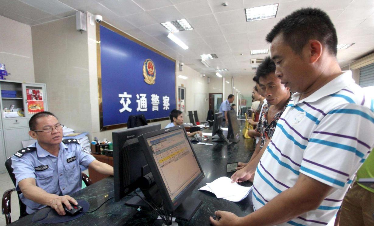 车辆不年审上路会怎么处罚,车辆不年审违章不处理最后会怎样