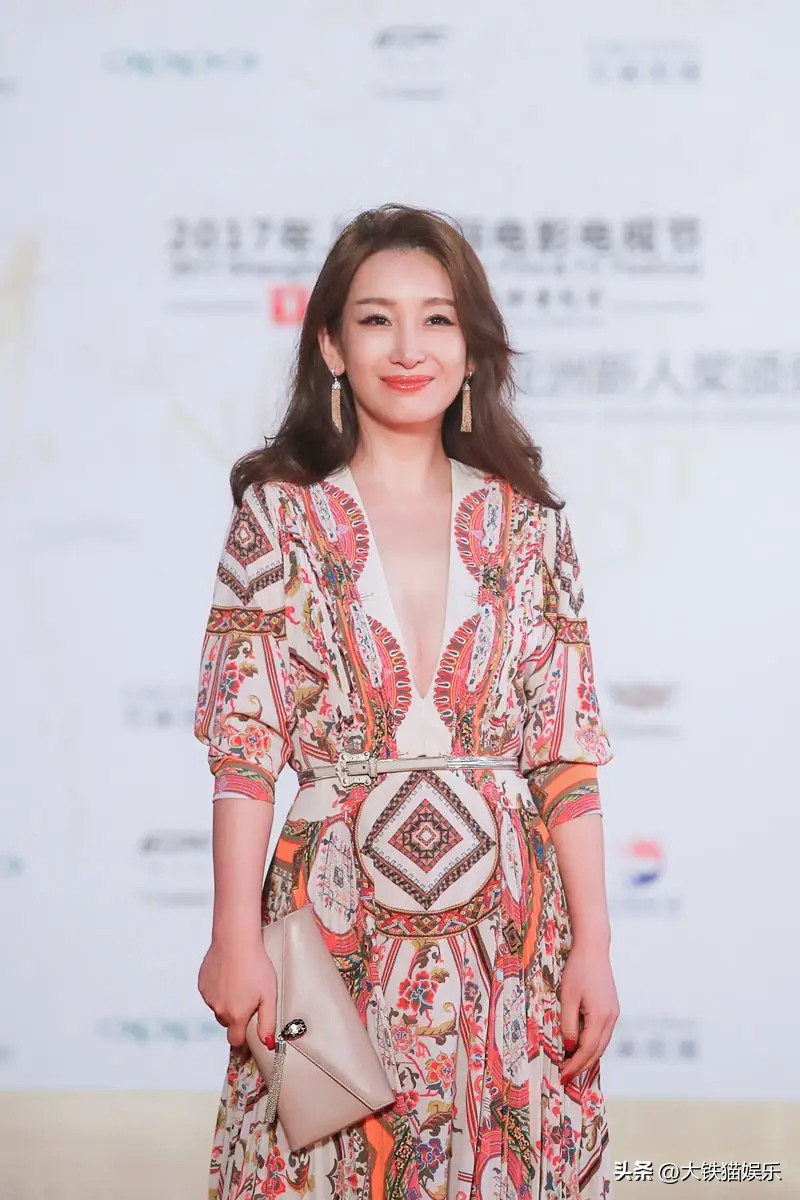 割过双眼皮的女明星对比,割双眼皮失败的明星谁最惨