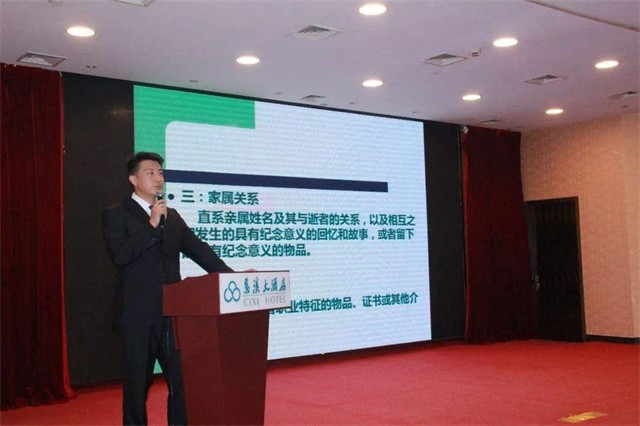 90后葬礼策划师让亲属跟逝者告别,葬礼策划师视频