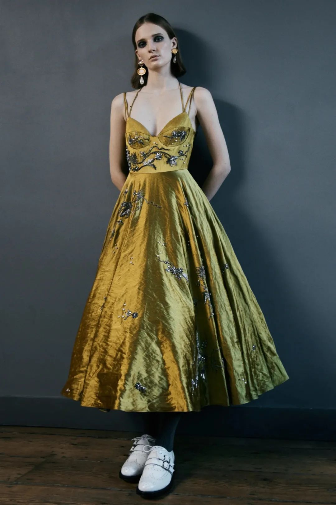 早秋高级感粉黑套装,高级感配色穿搭法则淡紫色外套