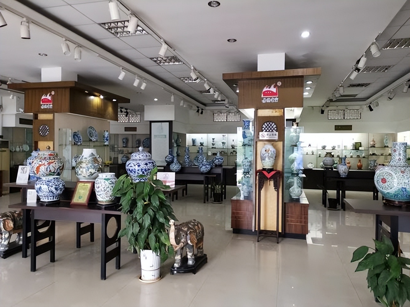 景德镇陶瓷艺术特点,有关陶瓷的知识景德镇