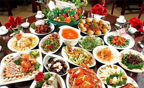 “惊！男子婚宴成功将7桌菜分成8桌，来看如何实现！”