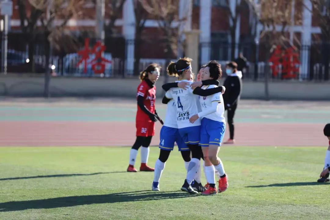 汤雪逸清华女足,足球女孩永不言败