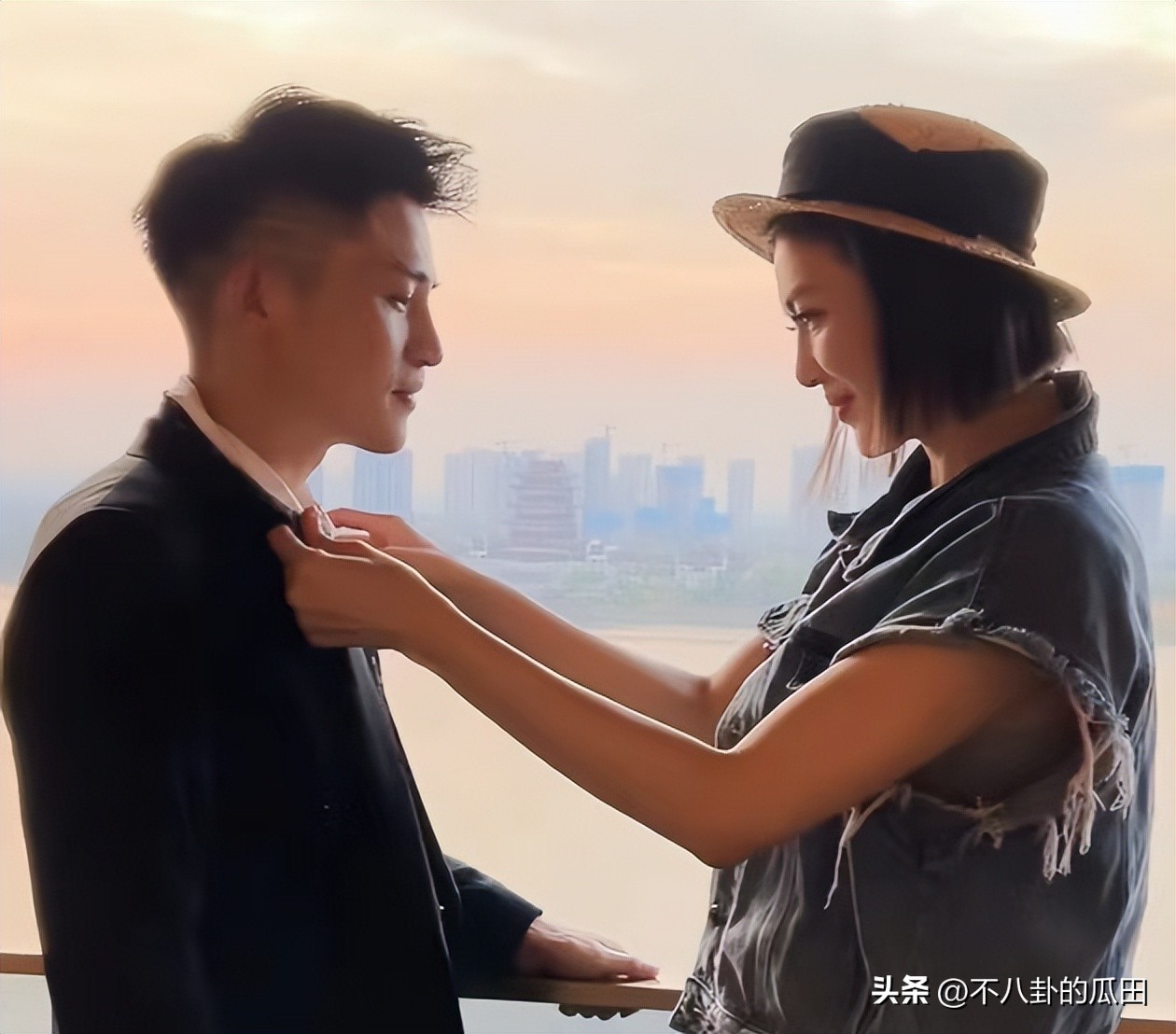 夹菜、擦嘴、当小弟，网红用钱让明星“折腰”的样子，真大开眼界