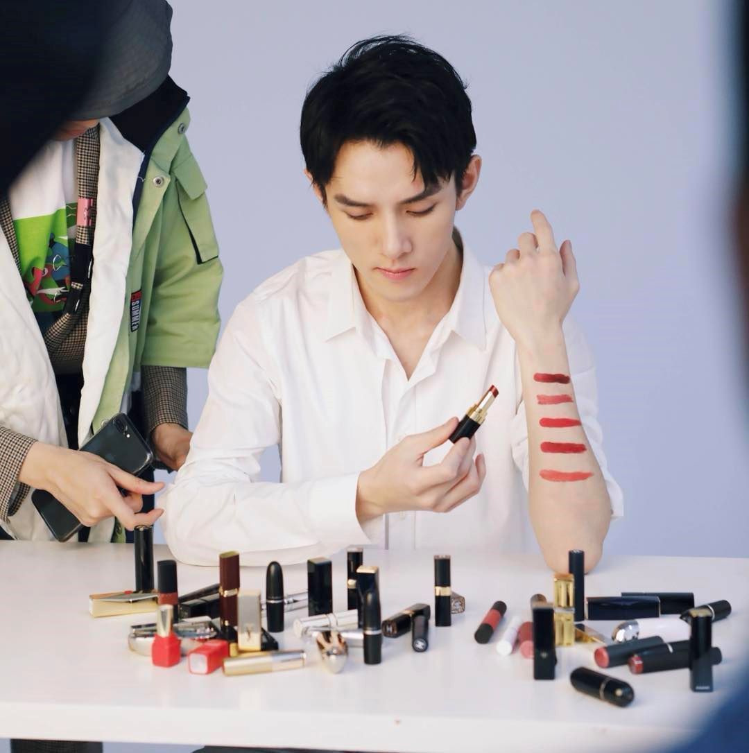 “带货一哥”李佳琦，从月薪三千到年入千万，背后的艰辛谁人知？