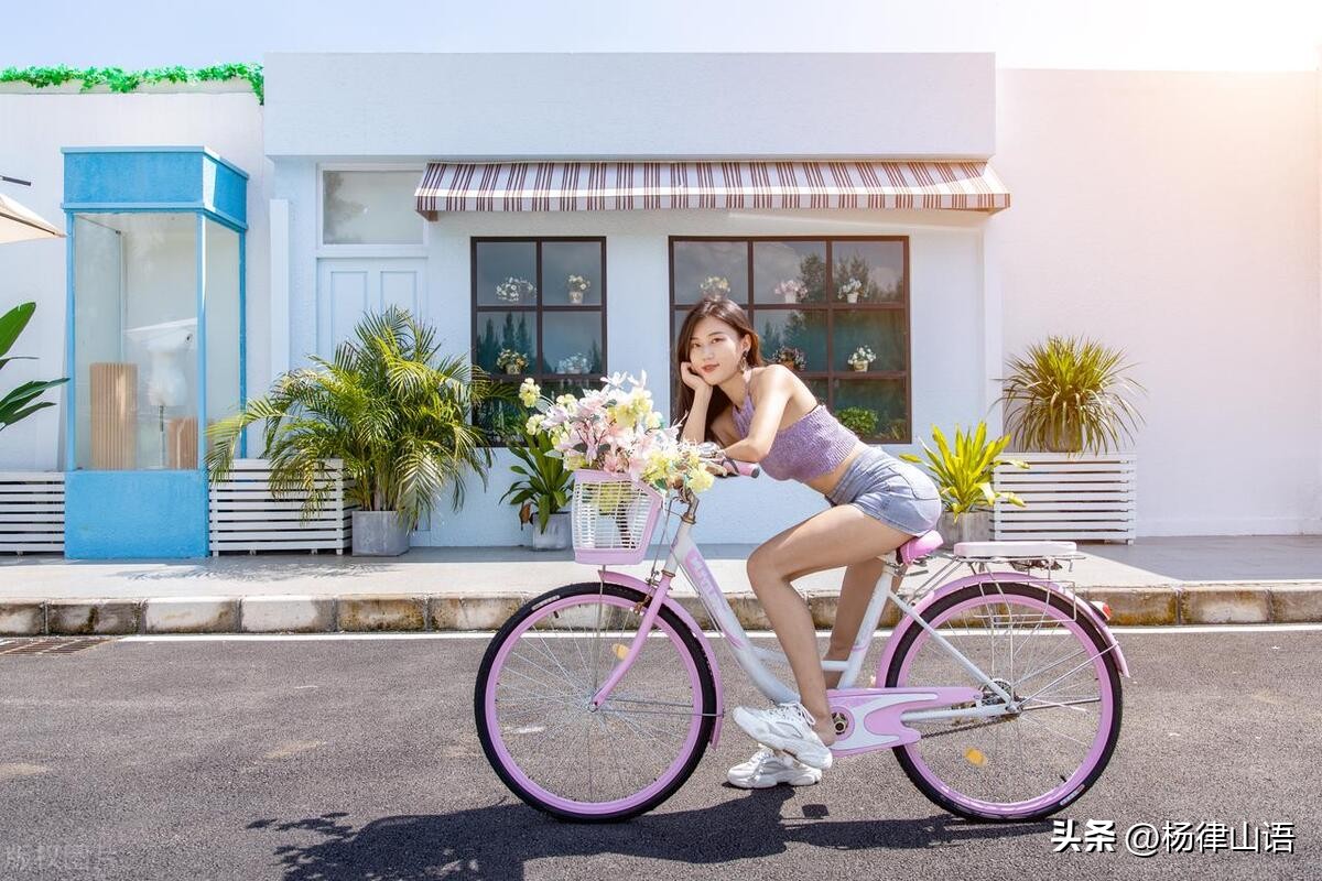 40岁辣妈“晒胸”成瘾，公共场所拍120多张“裸照”，警方已拘捕