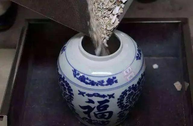 人去世后为什么要把衣服烧掉,人死后衣物为何要烧掉