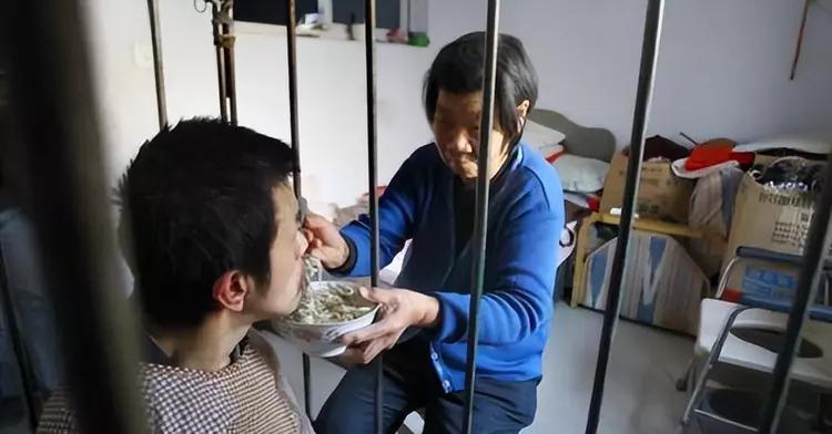 母亲把儿子关在小屋里23个月,母亲将儿子关笼子15年