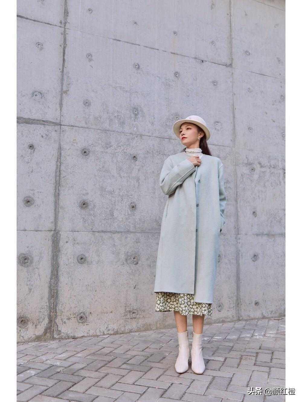 碎花裙开叉款大衣怎么搭配,大衣碎花裙搭配优雅大方有韵味