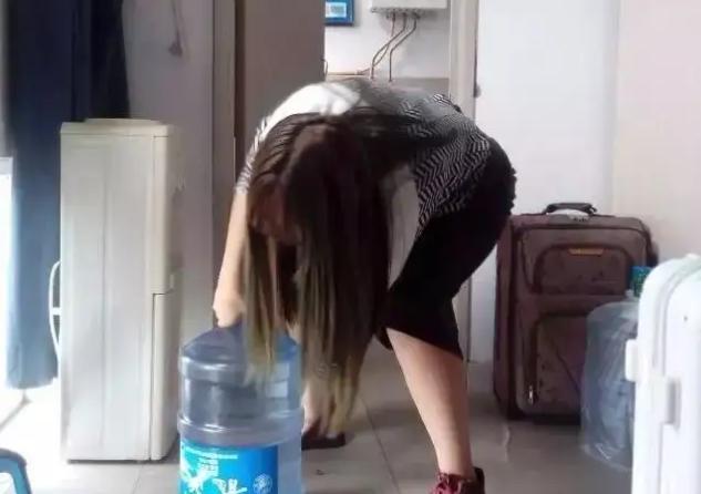 饮水机的水比马桶水还脏,饮料和饮水机里的水哪个脏