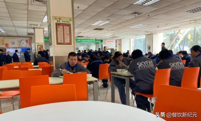 小伙吐槽食堂,吐槽厂里伙食不好