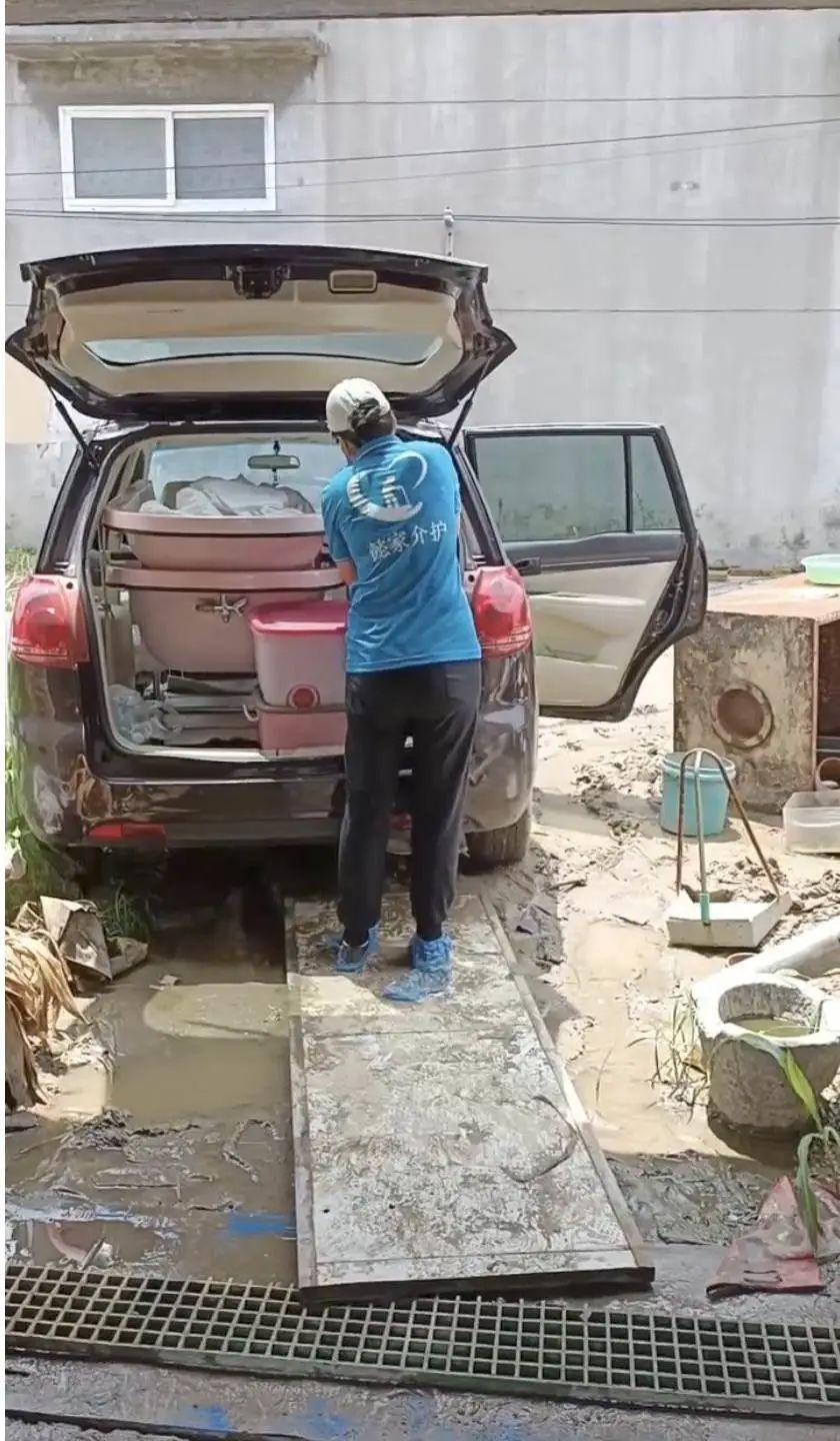 我，24岁，当了2天助浴师，为3位老人洗了澡