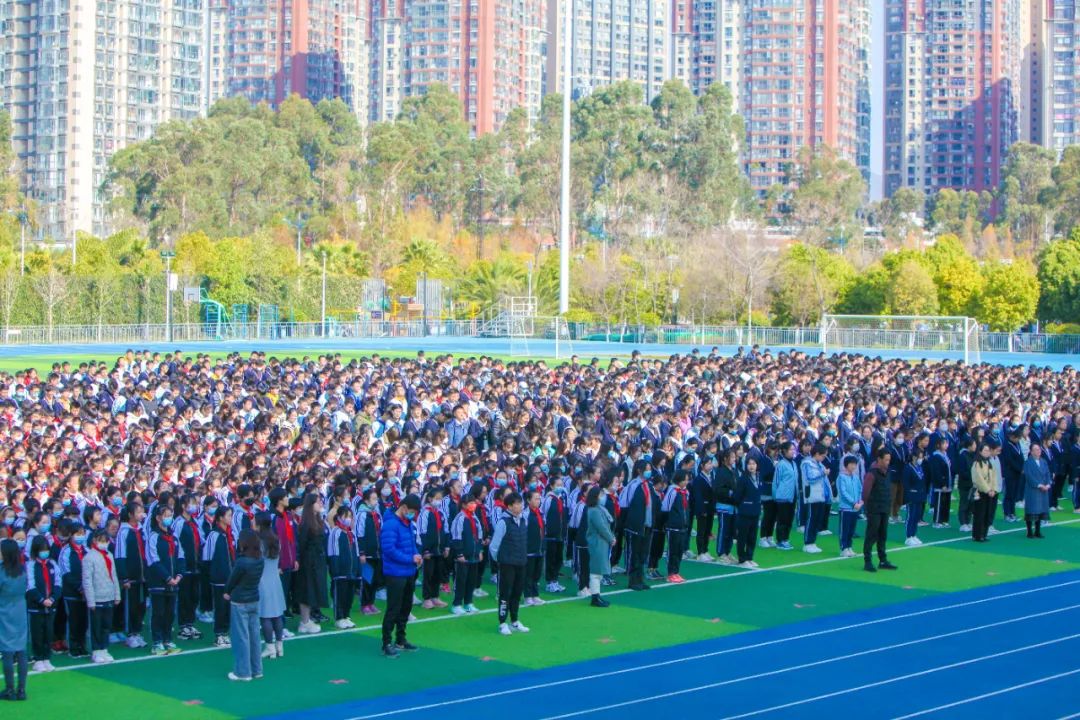 开学季校园展示打卡,开学啦冰墩墩小学生积极向上图片