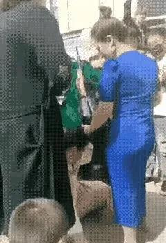 丈夫出轨妻子拉小三游街获刑,丈夫出轨妻子将小三扒光游街获刑