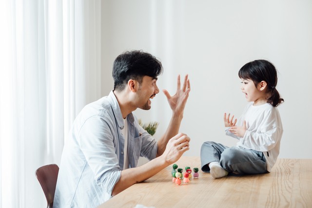 怎么让孩子脱离自卑更自信,如何引导孩子走出自卑走向自信