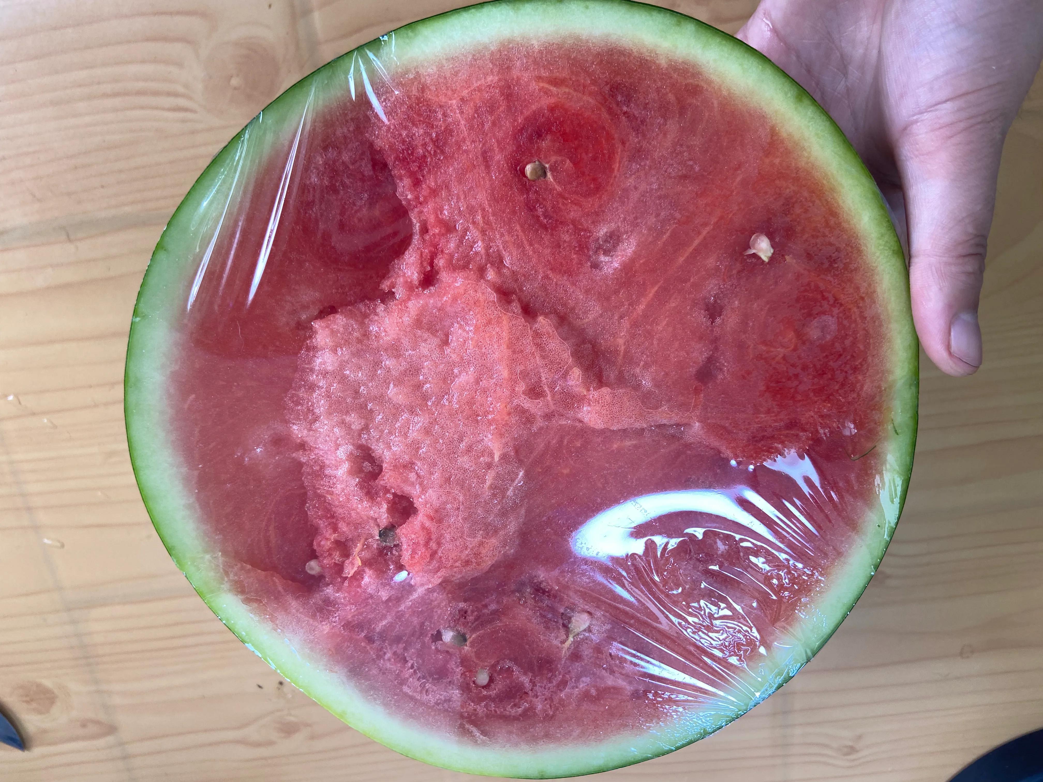 吃不完的西瓜怎样存放保持新鲜度,夏天吃不完的西瓜怎么处理