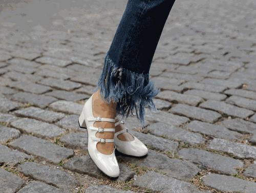 新鞋子太硬磨脚怎么解决,新鞋子太紧如何把新鞋子撑大