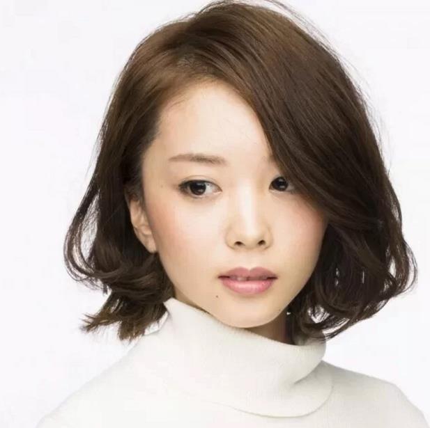 50岁后的女人，留什么短发好打理显年轻？