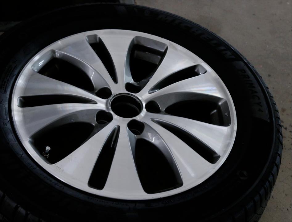 老款艾力绅二手车修复,老车翻新艾力绅