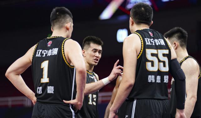 西蒙斯嘲讽郭艾伦,西蒙斯摔倒被拉起来