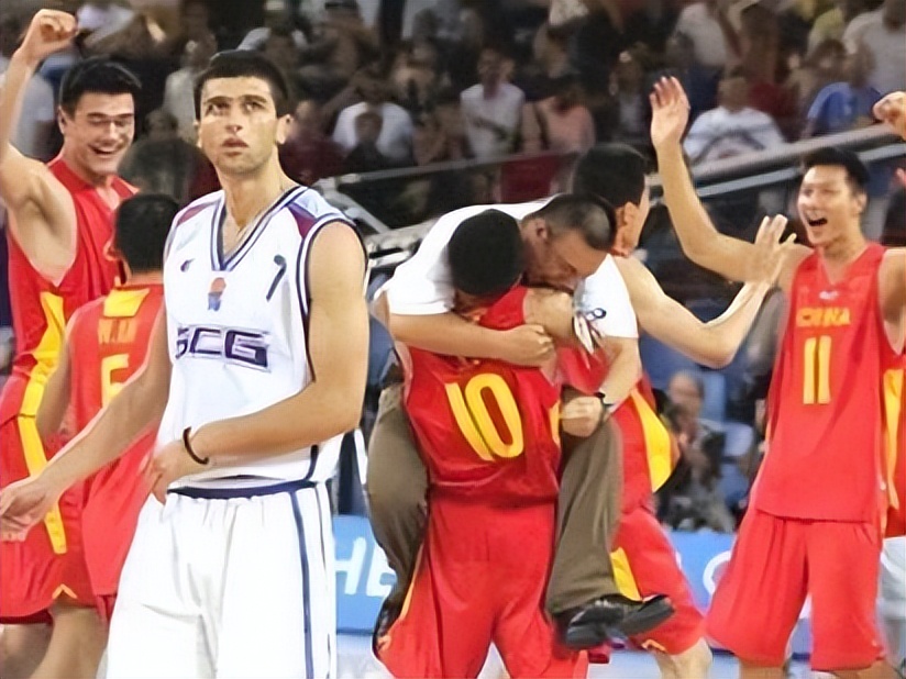 战胜巴西西班牙挺进四强,姚明带队的中国男篮