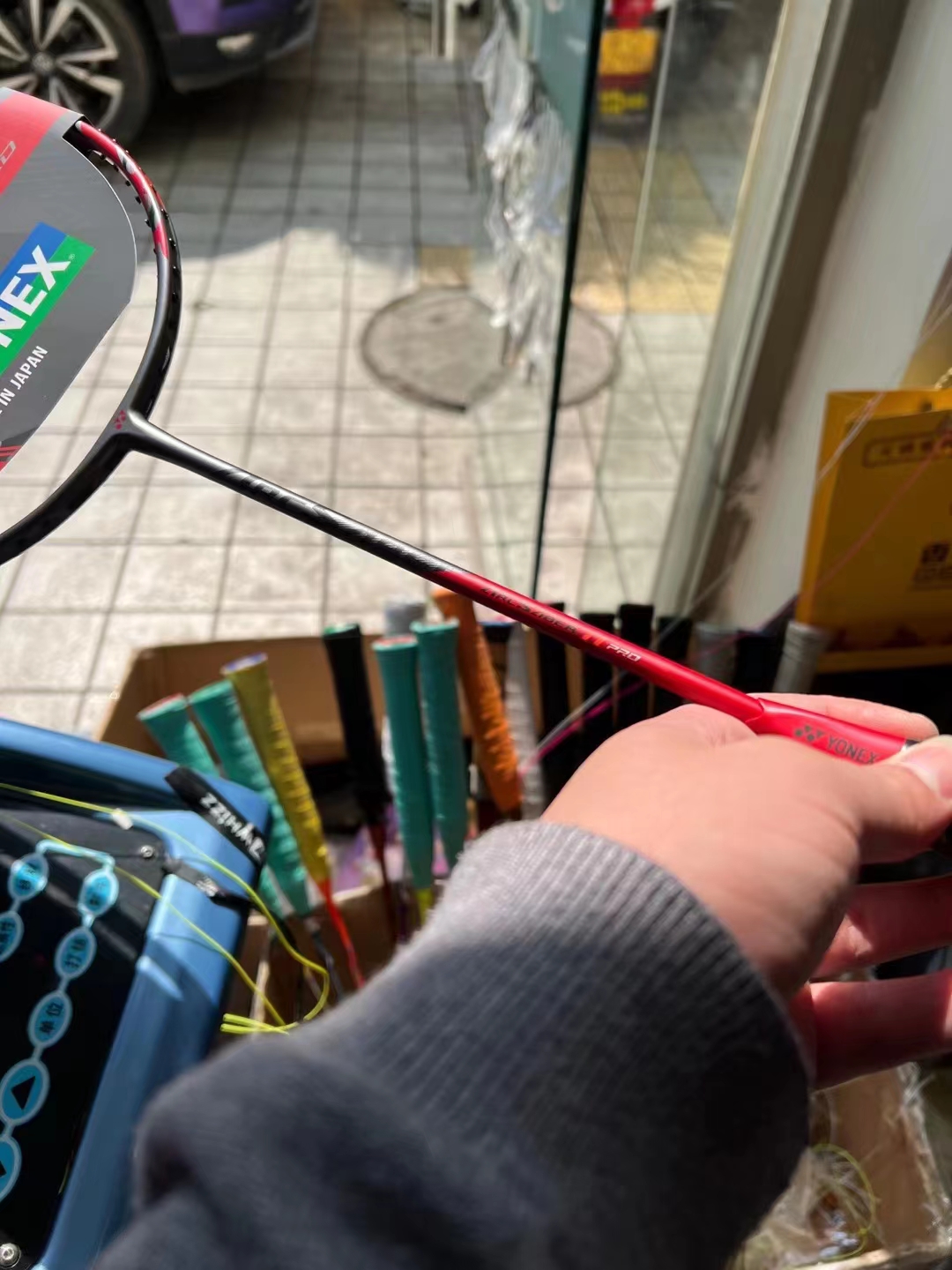 尤尼克斯羽毛球拍s和t版区别,尤尼克斯羽毛球拍play是什么意思