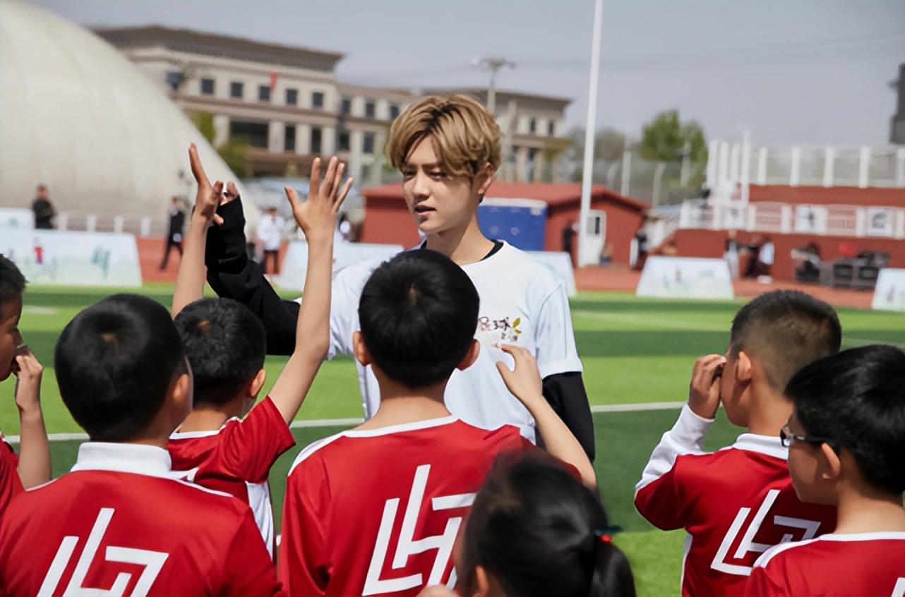 鹿晗郭麒麟看球,鹿晗与郭麒麟看球