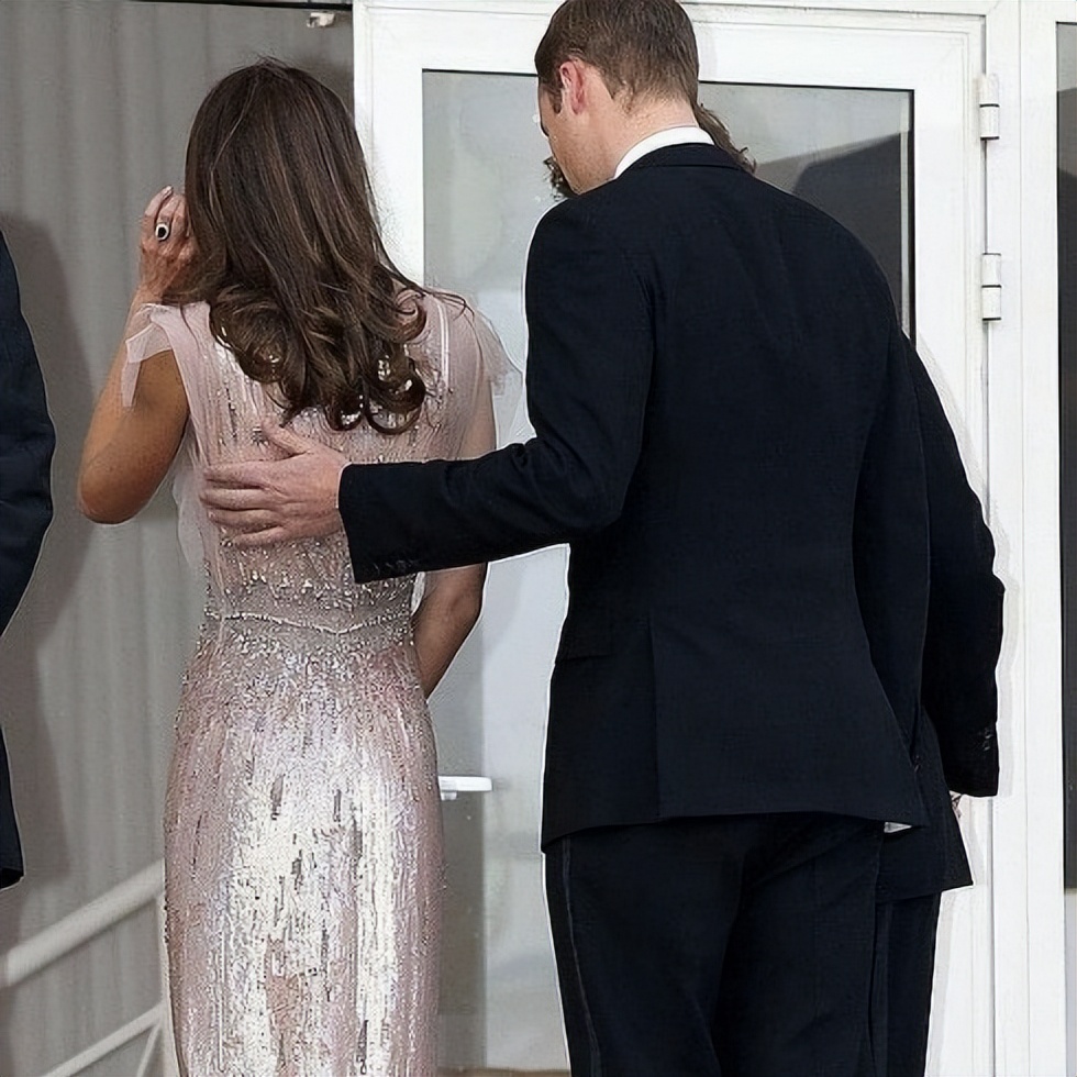 英国国王查尔斯三世的戒指,英国王子查尔斯的手指