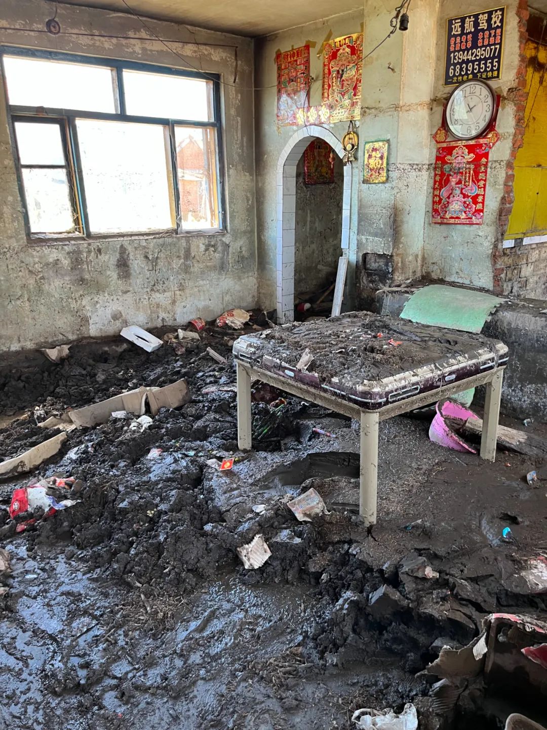 洪水退去，等待生活重启的农村老人