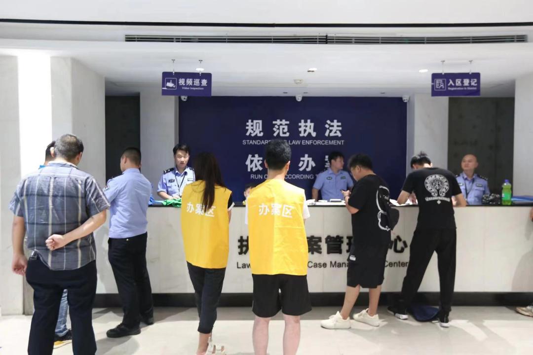 公安机关全力以赴筑牢安全防线,江汉公安当好夏夜“守夜人”