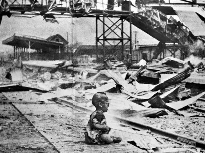 日本为何悬赏十万缉拿摄影师,1937年小孩哭泣照片