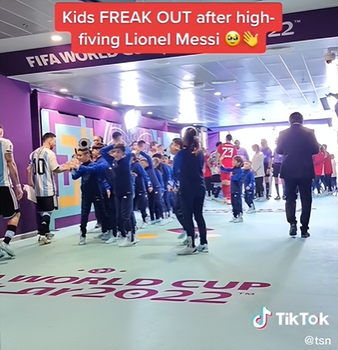 梅西夺冠后阿根廷粉丝集体哭了,梅西夺冠网友哭了