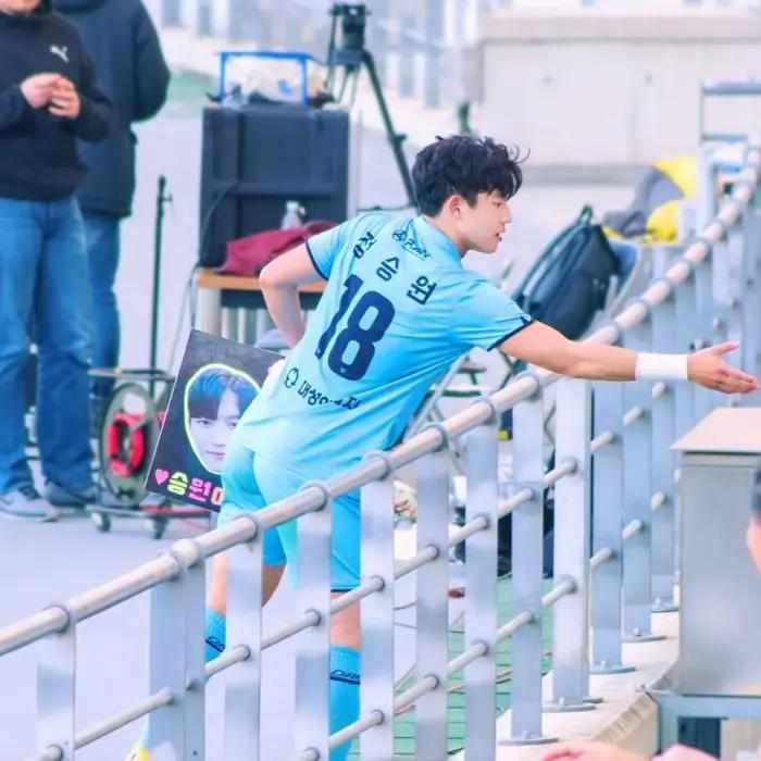 小狼狗腹肌全部视频,小狼狗的腹肌八块