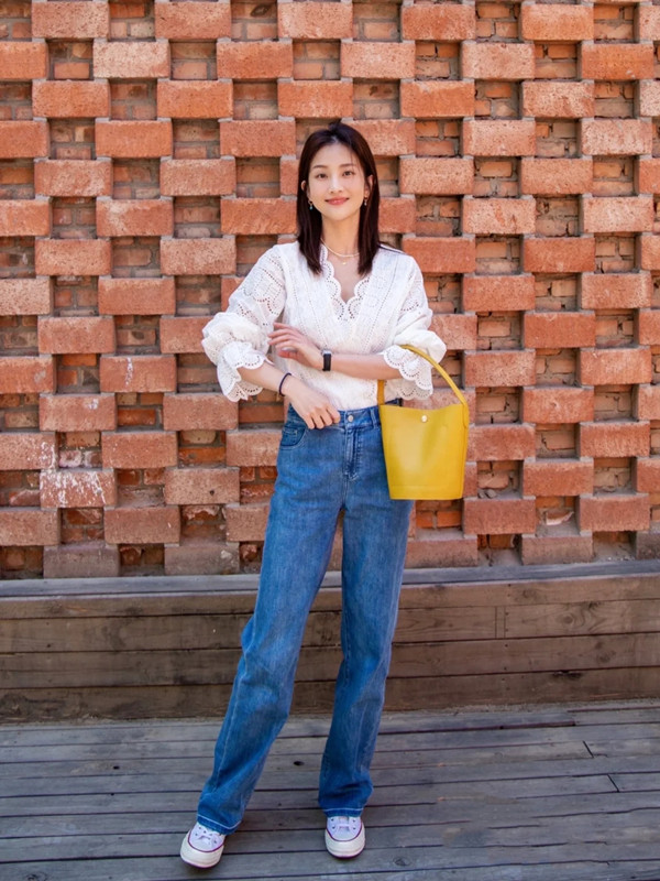 黄皮肤女孩该怎么穿搭显白,被一个女孩的颜值惊艳到了