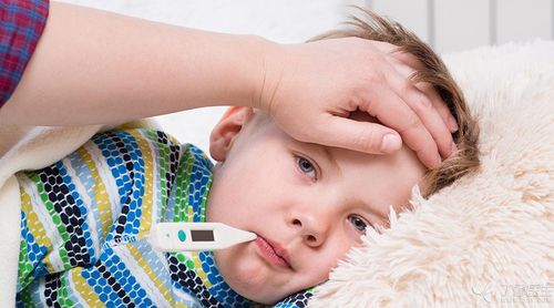 小孩感冒发烧吃什么药效果快又好,小孩发烧感冒怎么治疗最有效