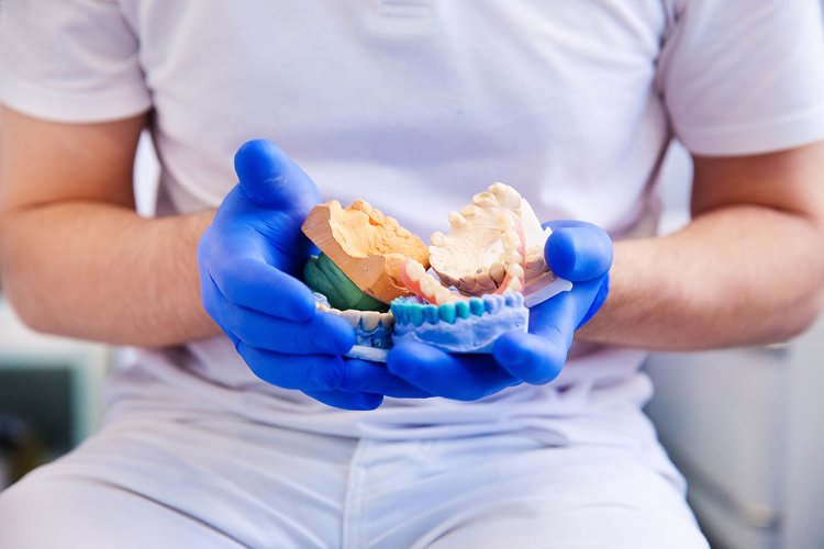 金属烤瓷牙和全瓷牙哪个结实,大牙用全瓷牙好还是烤瓷牙好