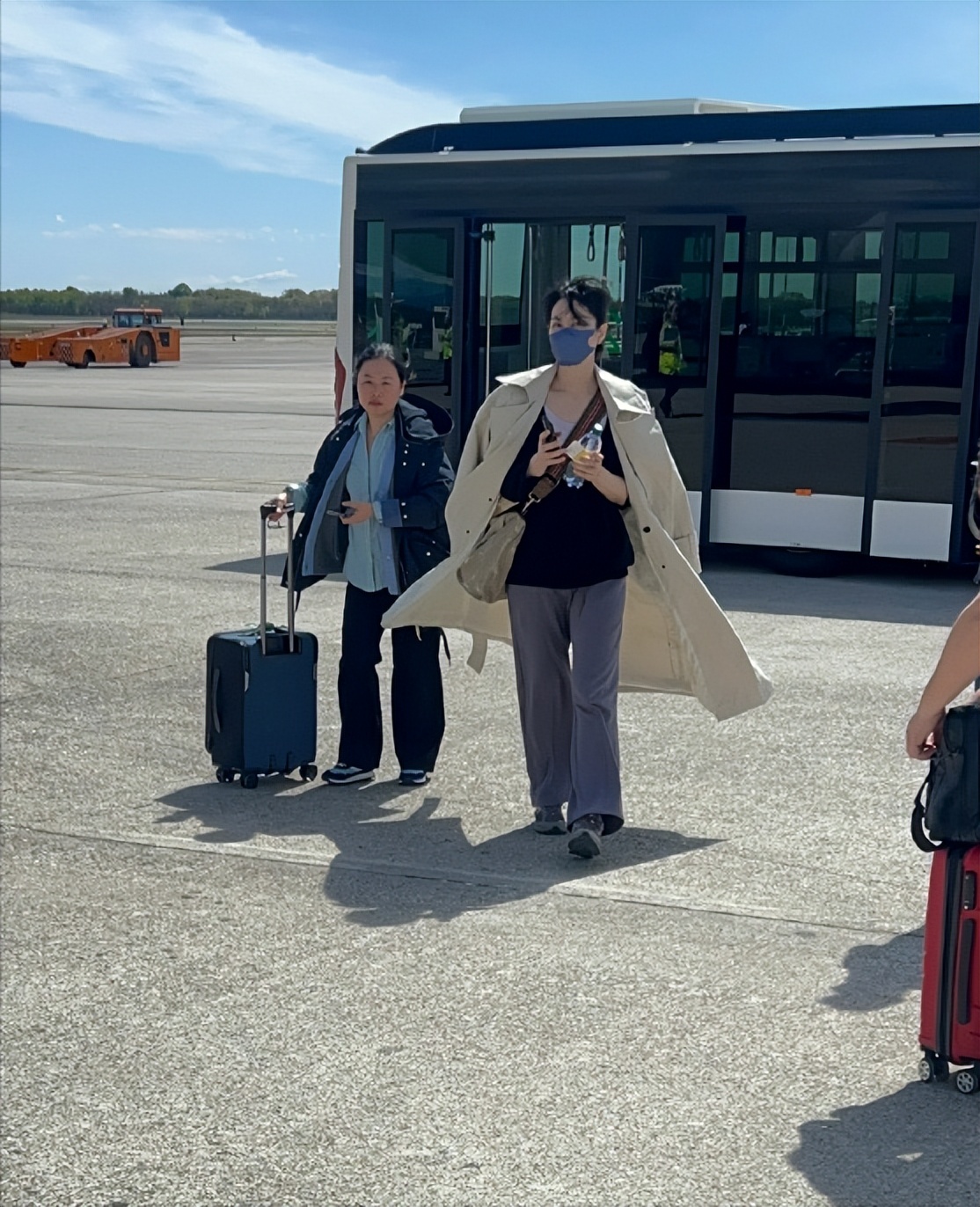 王菲和谢霆锋现身机场,王菲与谢霆锋现身机场