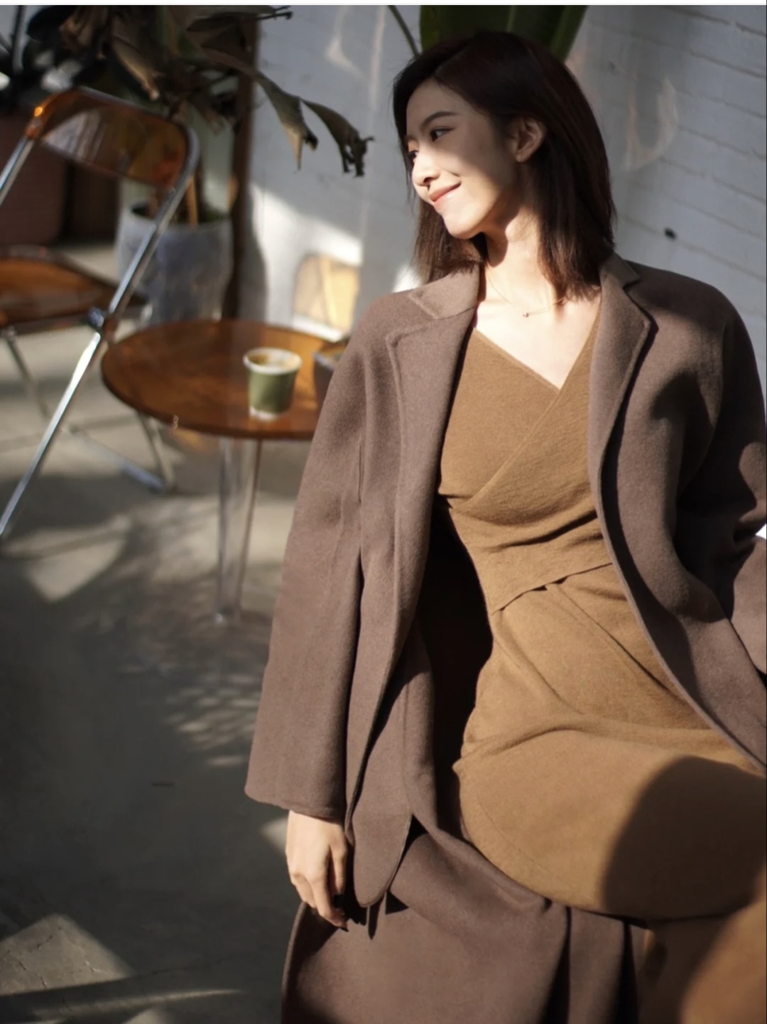 棕色的鞋子棕色大衣怎么搭配衣服,棕色大衣的穿搭技巧