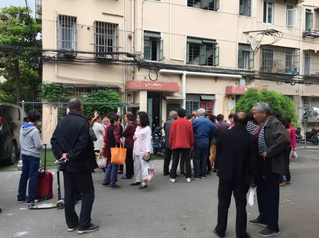 微信群谩骂诽谤他人群主有责任么,微信群辱骂他人群友可以报警吗