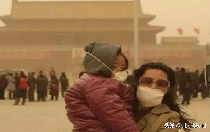 沙尘暴来袭整个城市一片朦胧,沙尘暴昏黄的景象