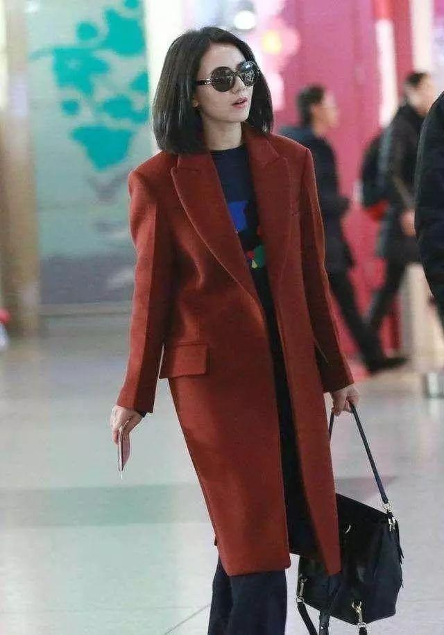 38岁女神高圆圆墨绿大衣出镜,高圆圆藏蓝色大衣搭配图片大全