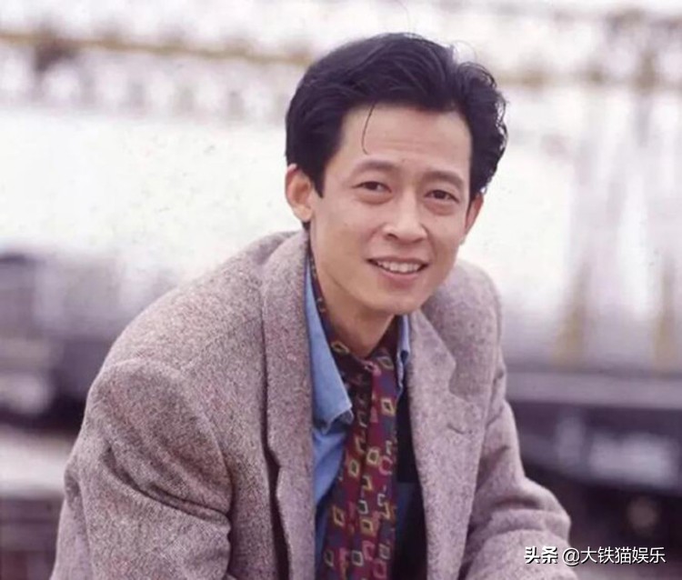 下垂眼袋男明星,眼袋严重的明星