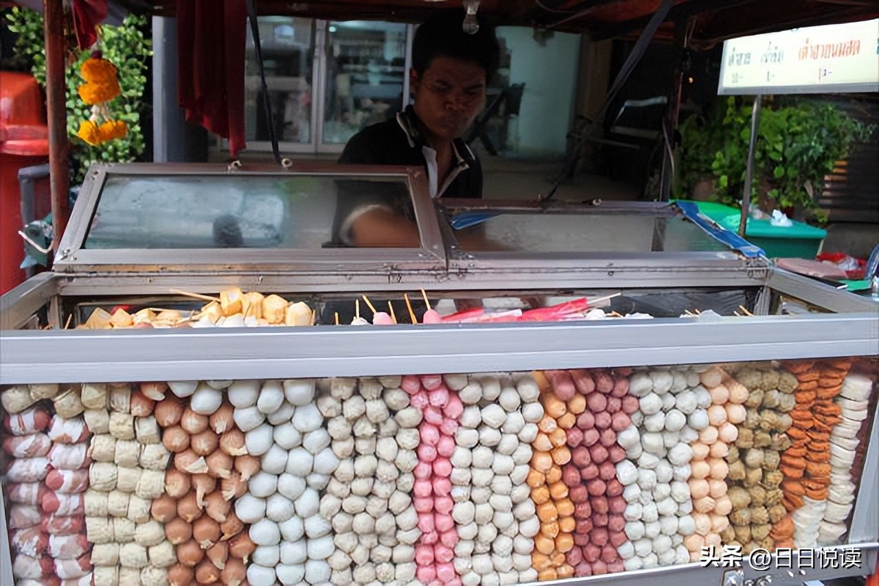 泰国街边小吃油炸蛋卷,泰国旅游必买的20种美味零食推荐