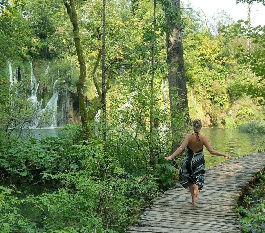 这对年轻夫妻放弃高薪，旅行2年花光存款，潇洒8年后向全网凡尔赛