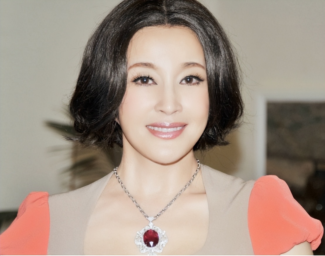 刘晓庆的102亿红翡翠,刘晓庆的翡翠珠宝是真的吗