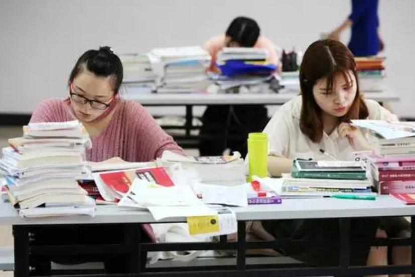 “读书无用论”重现江湖？成都一女销售月薪98万，引发网友争议