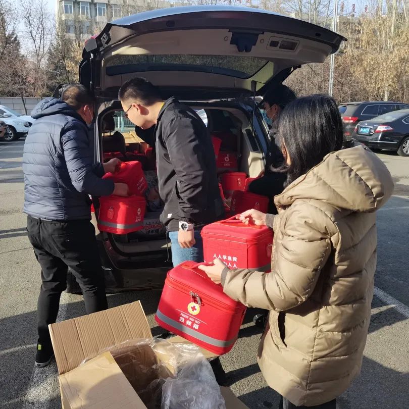 市红十字会向市交投集团发放急救箱同时为马鬃山滑雪场设置AED机