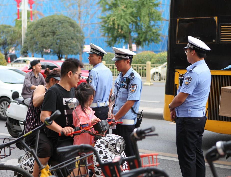 刚拿的c1驾照骑电动车怎么处罚,有c1驾驶证骑电动车违法怎样处理