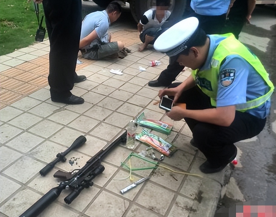 2015年男子打游戏时,腿部出现神秘红点,去医院检查才发现中弹了