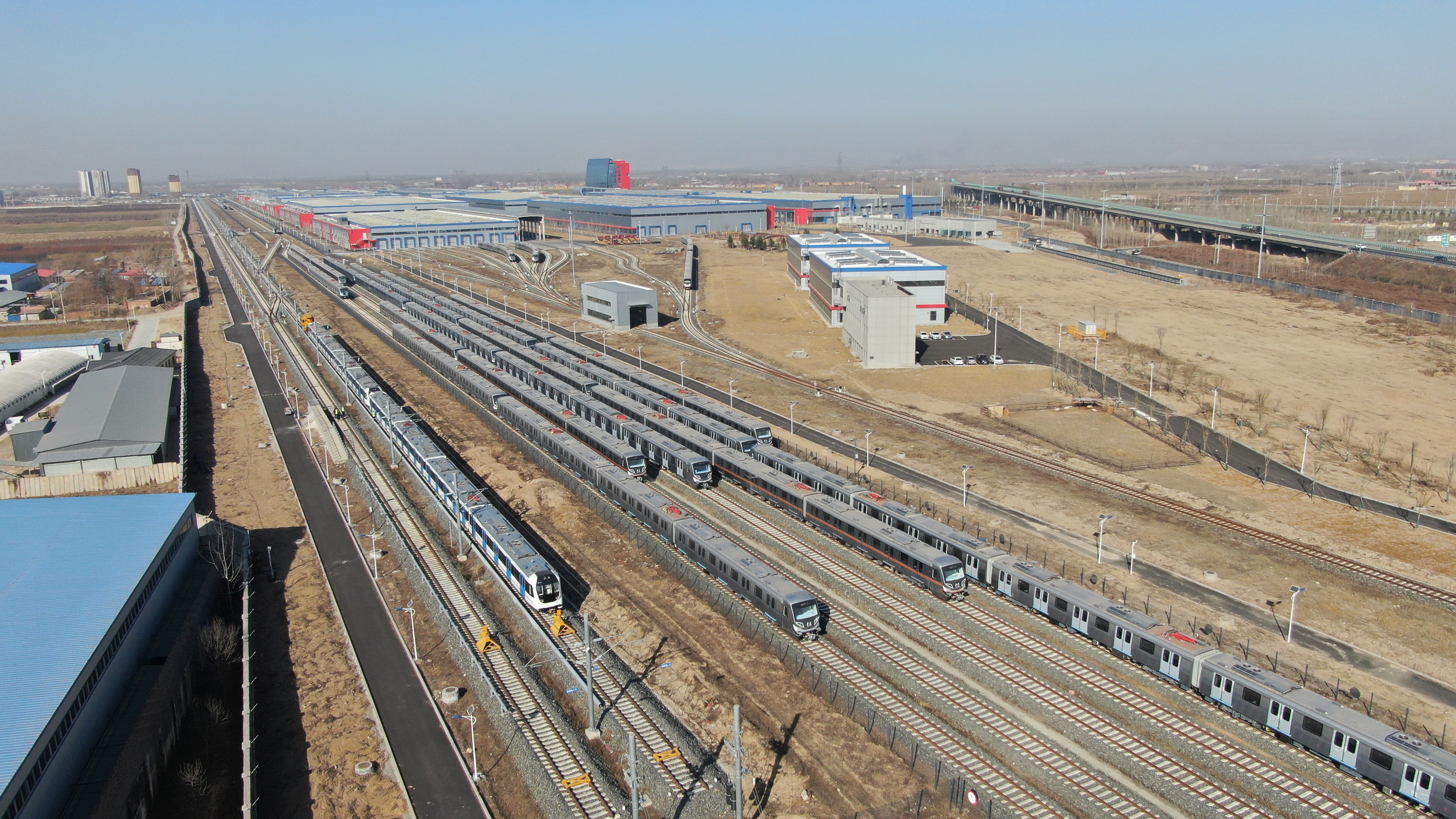 “北京研发、河北制造”，国内首列氢燃料混合动力铰接轻轨车，在河北京车智能制造基地下线